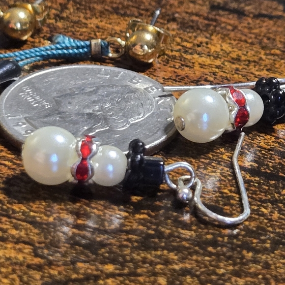 2 Pairs Of Christmas Dangle Earrings - Picture 4 of 8